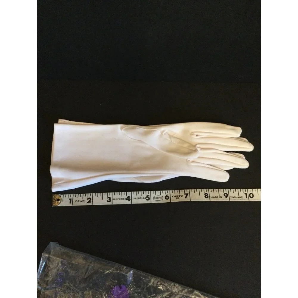 Vintage Beautiful Cream Colored Hand Treat Imported Gloves Made in Hong Kong